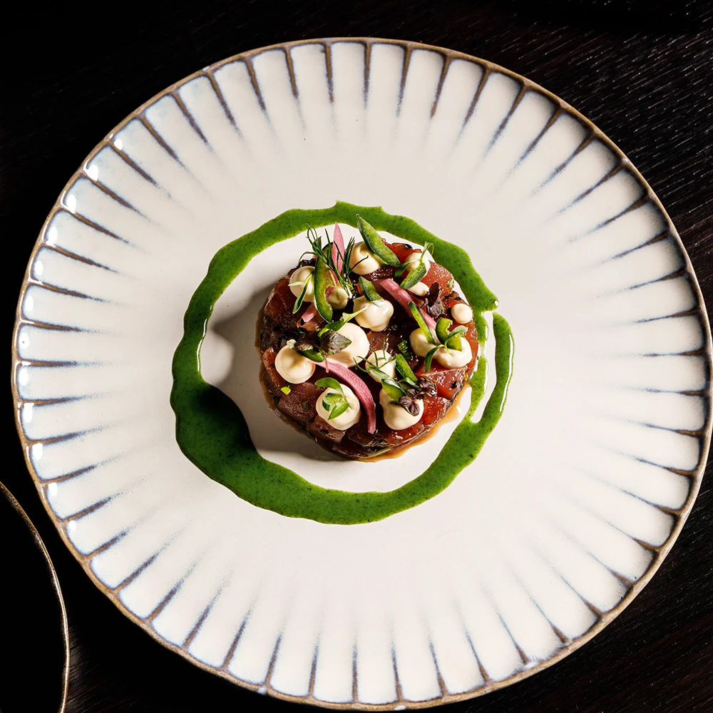 Kreativ angerichtetes Fine Dining Gericht auf hochwertigem Teller