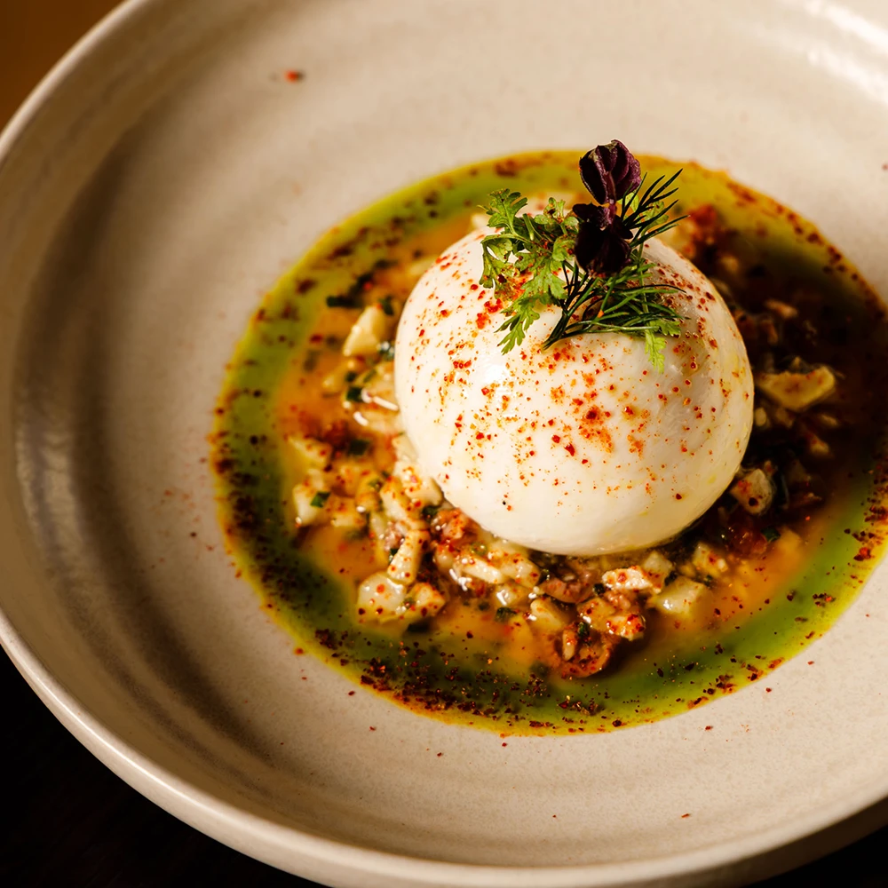 Kreativ angerichtetes Fine Dining Gericht auf hochwertigem Teller