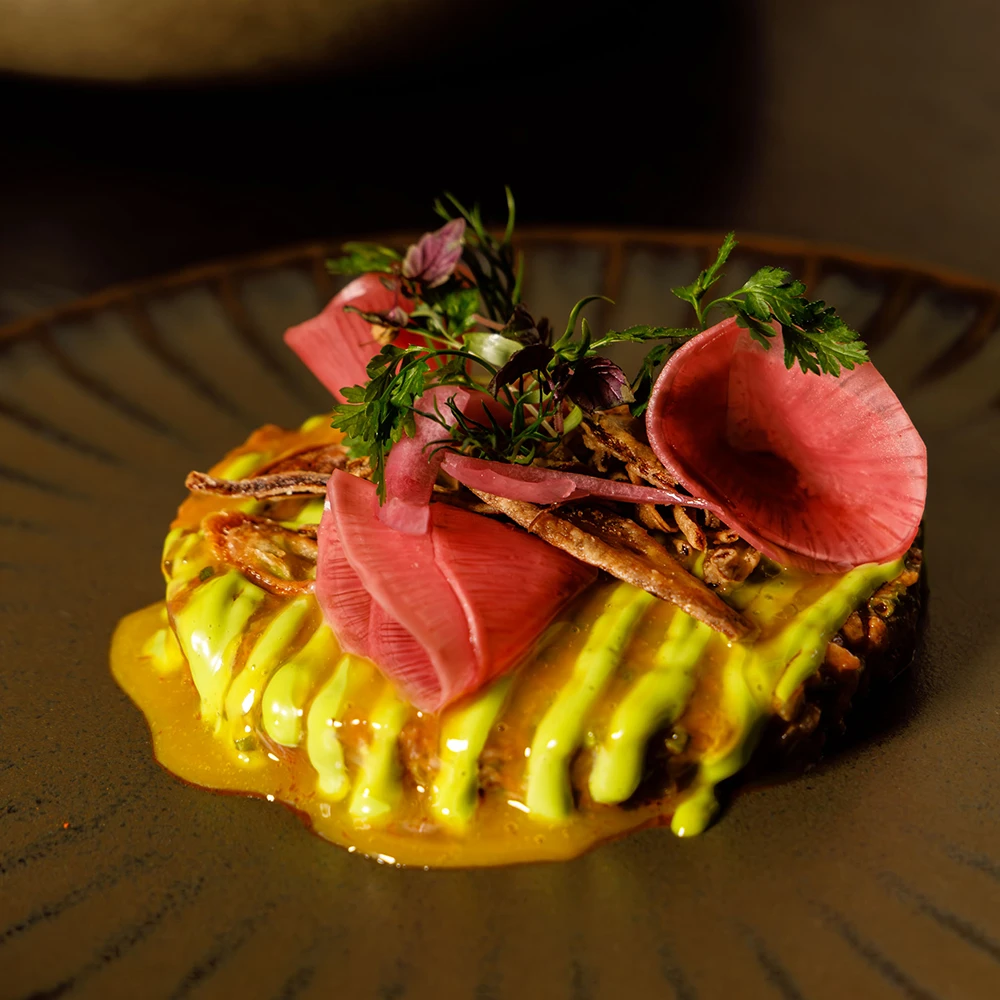 Kreativ angerichtetes Fine Dining Gericht auf hochwertigem Teller